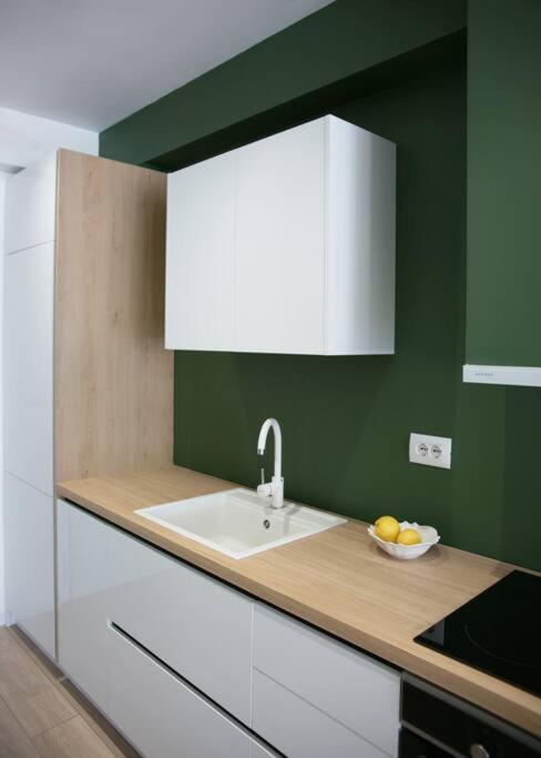 Elegant Living In The Heart Of Apartamento Tirana